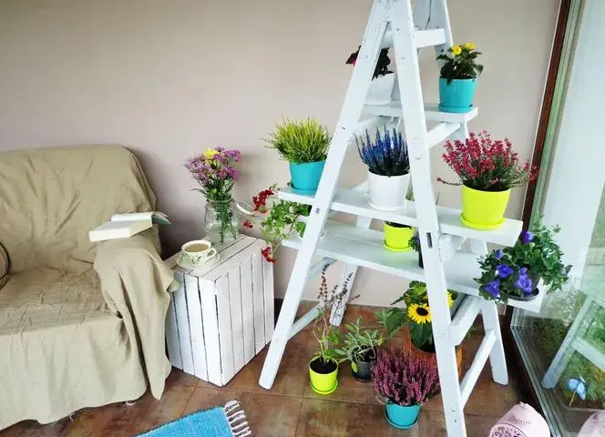 Kwietnik z drabiny: Jak krok po kroku stworzyć modną dekorację DIY?